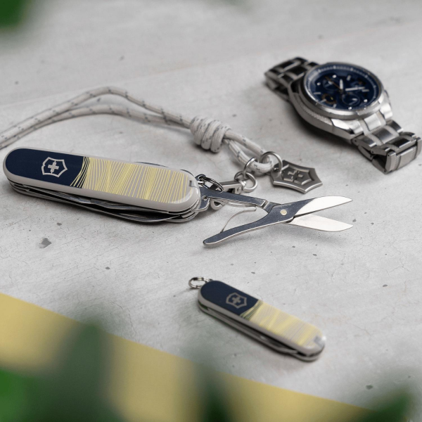 Victorinox 1.3909.E223 Companion Çakı, New York Style